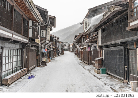 冬の奈良井宿 雪降る宿場町 冬の奈良井宿 雪降る宿場町 122831862