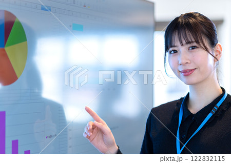 モニターを使ってプレゼンテーションする若いビジネスウーマン 122832115