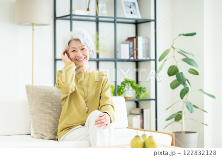 リビングでくつろぐシニアの女性 リビングでくつろぐシニアの女性 122832128