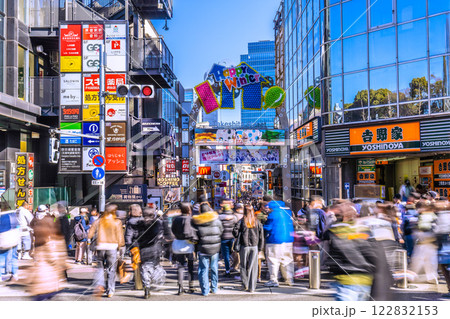 日本の東京都市景観インバウンド続く、脅威の人出、外国人観光客で賑わう原宿・竹下通り。新時代に希望の光 122832153
