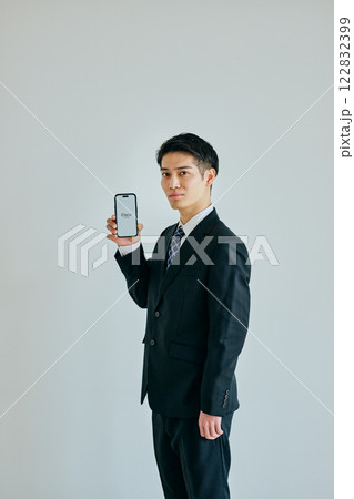スマホを持つ20代の若い男性 122832399