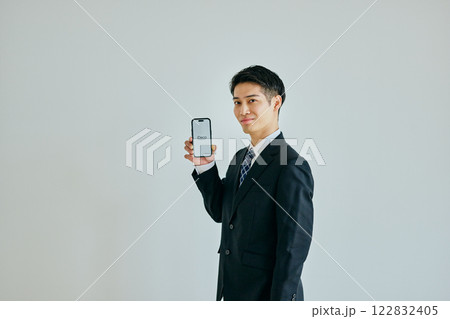 スマホを持つ20代の若い男性 スマホを持つ20代の若い男性 122832405