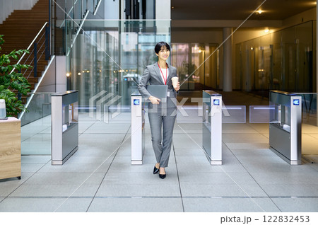 セキュリティゲートを抜けるスーツのビジネスウーマン 撮影協力:スカパー東京メディアセンター 122832453