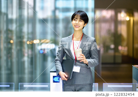 セキュリティゲートを抜けるスーツのビジネスウーマン 撮影協力:スカパー東京メディアセンター 122832454