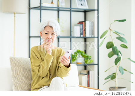 リビングでスマホを使うシニアの女性 122832475