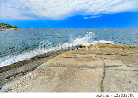 中国地方・須佐ホルンフェルス・海面に落ち込む千畳敷と、打ち寄せる波の眺め・山口県萩市須佐(4) 122832500