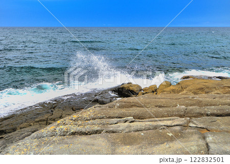 中国地方・須佐ホルンフェルス・海面に落ち込む千畳敷と、打ち寄せる波の眺め・山口県萩市須佐(5) 中国地方・須佐ホルンフェルス・海面に落ち込む千畳敷と、打ち寄せる波の眺め・山口県萩市須佐(5) 122832501