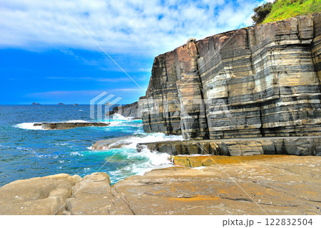 中国地方・須佐ホルンフェルス・美しい縞模様の断層と、激しく打ち寄せる荒々しい波・山口県萩市須佐(3) 中国地方・須佐ホルンフェルス・美しい縞模様の断層と、激しく打ち寄せる荒々しい波・山口県萩市須佐(3) 122832504