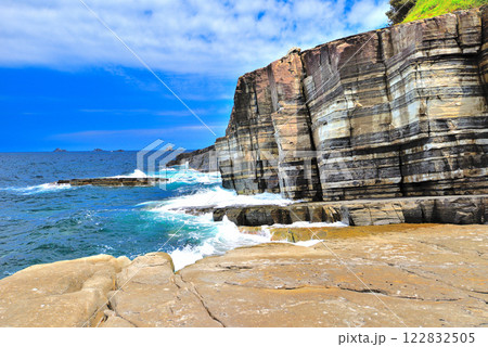 中国地方・須佐ホルンフェルス・美しい縞模様の断層と、激しく打ち寄せる荒々しい波・山口県萩市須佐(4) 122832505
