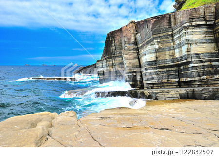 中国地方・須佐ホルンフェルス・美しい縞模様の断層と、迫力の波が作る印象的な風景・山口県萩市須佐(2) 中国地方・須佐ホルンフェルス・美しい縞模様の断層と、迫力の波が作る印象的な風景・山口県萩市須佐(2) 122832507