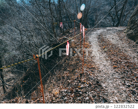 崩れかけている山道 122832522