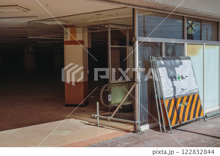 スーパーマーケットの解体工事　仮設材の準備 122832844