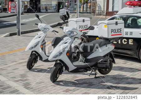 警ら用スクーターとパトカー 122832845