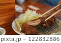 とんかつを箸で食べる 122832886