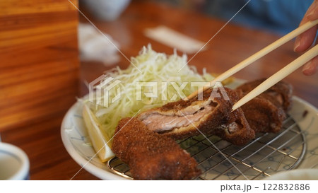 とんかつを箸で食べる とんかつを箸で食べる 122832886