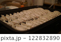 ホットプレートで焼く前の餃子 122832890