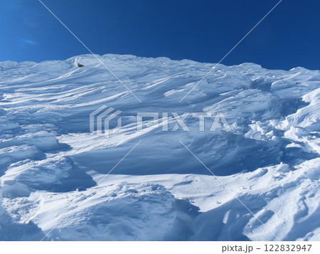 厳冬期の乗鞍岳(剣ヶ峰に向かう稜線にある樹氷) 122832947