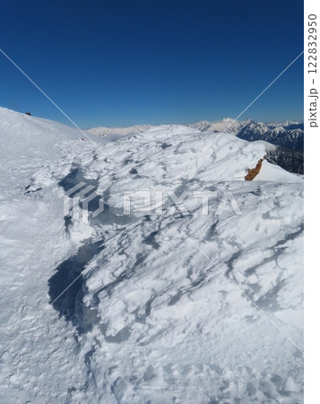 厳冬期の乗鞍岳(強風によって成長した巨大な樹氷) 122832950
