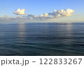 日没直前の光を浴びて海を彩る雲 122833267