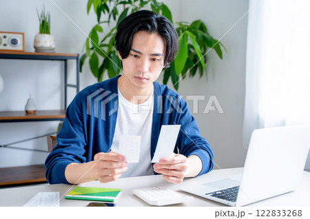 通帳を見つめる男性 通帳を見つめる男性 122833268