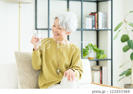 ミネラルウォーターを飲むシニアの女性 ミネラルウォーターを飲むシニアの女性 122833369