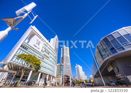 日本の横浜都市景観 風で回転…桜木町駅前のハイブリッド発電や横浜ランドマークタワーなどを望む＝7日 122833530