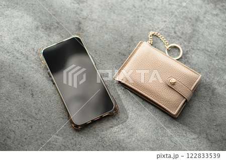 100均財布　薄くて小さい財布とスマホ 122833539