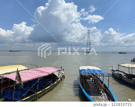 天気の良い途上国の船置き場 122833715