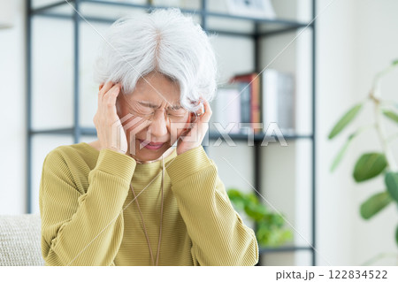頭が痛いシニアの女性 122834522