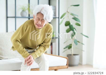 膝が痛いシニアの女性 122834724