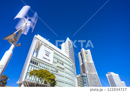 日本の横浜都市景観強風で回転…桜木町駅前のハイブリッド発電や横浜ランドマークタワーなどを望む=7日 日本の横浜都市景観強風で回転…桜木町駅前のハイブリッド発電や横浜ランドマークタワーなどを望む=7日 122834727