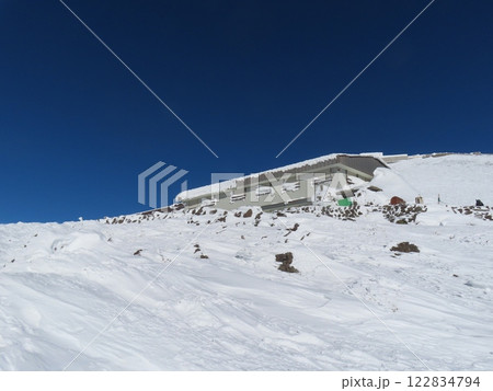 厳冬期の乗鞍岳(雪と氷に包まれ冬季閉鎖している山小屋) 122834794