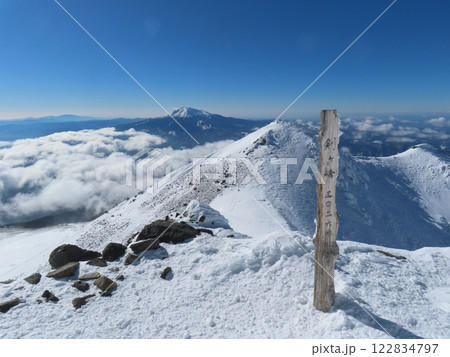 厳冬期の乗鞍岳(剣ヶ峰山頂から見える御嶽山) 厳冬期の乗鞍岳(剣ヶ峰山頂から見える御嶽山) 122834797