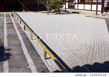 京都の寺の庭 122835128