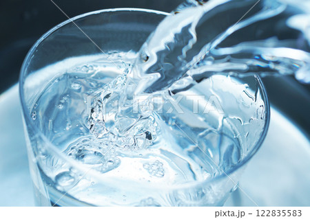 コップに勢い良く注がれた水 コップに勢い良く注がれた水 122835583