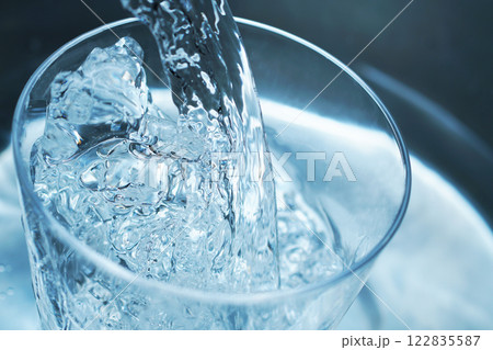 コップに勢い良く注がれた水 122835587