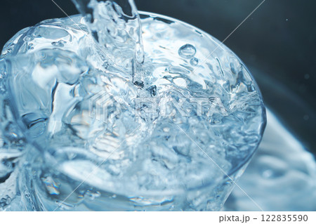 コップに勢い良く注がれた水 122835590