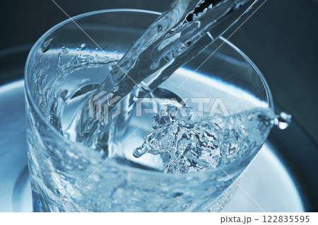 コップに勢い良く注がれた水 122835595
