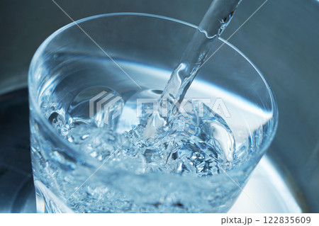 コップに勢い良く注がれた水 コップに勢い良く注がれた水 122835609