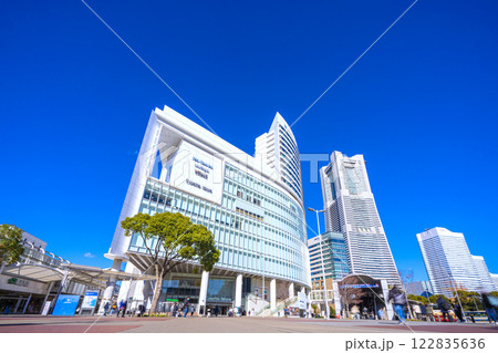 日本の横浜都市景観 桜木町駅（左）や横浜ランドマークタワーなどを望む＝令和7年2月7日 122835636