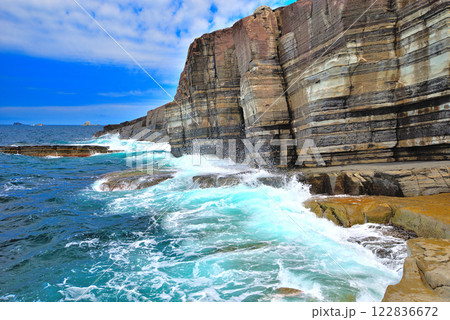 中国地方・須佐ホルンフェルス・激しい波にドキドキしつつ断層を間近に見るイメージ・山口県萩市須佐(1) 中国地方・須佐ホルンフェルス・激しい波にドキドキしつつ断層を間近に見るイメージ・山口県萩市須佐(1) 122836672