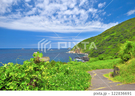 中国地方・須佐ホルンフェルス・いかマルシェの前にある、畳岩への遊歩道の入口・山口県萩市須佐(2) 122836691