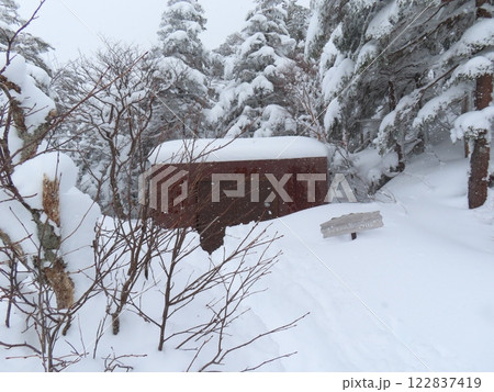厳冬期の御嶽山(濁河温泉から飛騨頂上へ向かう登山道上にあるのぞき岩避難小屋) 厳冬期の御嶽山(濁河温泉から飛騨頂上へ向かう登山道上にあるのぞき岩避難小屋) 122837419