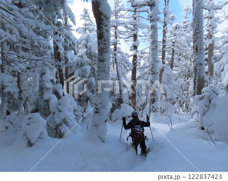 厳冬期の御嶽山(濁河温泉から飛騨頂上へ向かう登山道をラッセルしながら進む登山者) 厳冬期の御嶽山(濁河温泉から飛騨頂上へ向かう登山道をラッセルしながら進む登山者) 122837423