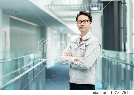 オフィスで働く男性エンジニア【撮影協力：スカパー東京メディアセンター】 122837610