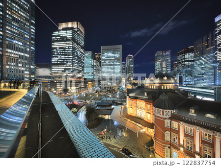 ライトアップされた夜の東京駅 122837754