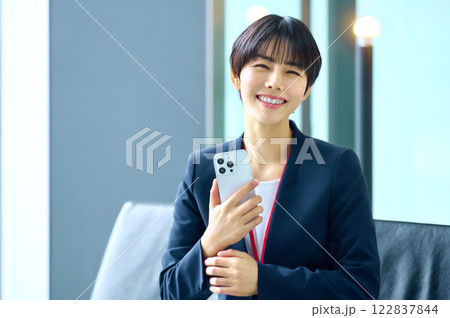 オフィスでスホを見るビジネスウーマン 撮影協力:スカパー東京メディアセンター オフィスでスホを見るビジネスウーマン 撮影協力:スカパー東京メディアセンター 122837844