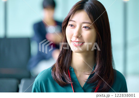 オフィスで働く若いビジネスウーマン撮影協力:スカパー東京メディアセンター オフィスで働く若いビジネスウーマン撮影協力:スカパー東京メディアセンター 122838001