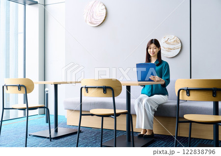カフェで資料を確認する私服のビジネスウーマン撮影協力:スカパー東京メディアセンター 122838796