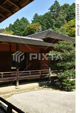 曼殊院 大書院から見る小書院と庭園亀島(京都市左京区) 曼殊院 大書院から見る小書院と庭園亀島(京都市左京区) 122843038